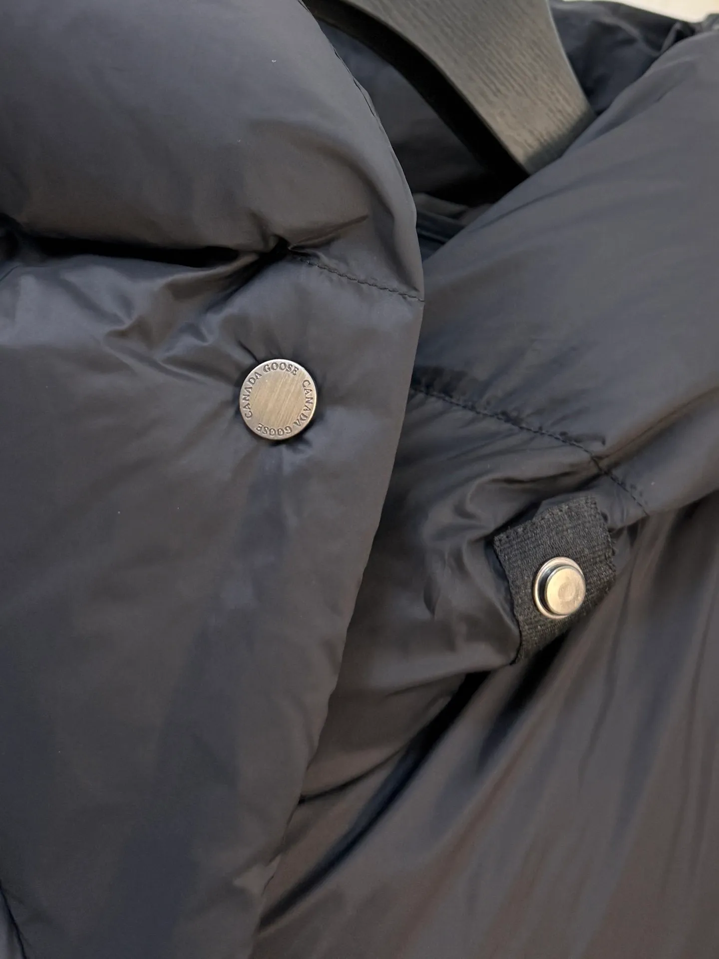 P1100 Top-quality original Canada Goose new model for autumn and winter. It is warm and has no sense of restraint. It is made of national standard 90 white duck down. It is light and elegant, giving you all-round warmth! The appearance of the upper body is more classy and stylish, allowing warmth and grace to go hand in hand. The multiple car lines on the center line are strict and symmetrical, keeping warm and waiting. The logo on the chest embellishes the whole piece! The unique taste goes deep into the bone marrow. It is age-reducing and full of warmth. It has a simple and elegant look and has the same color for men and women. Black Gray Size: XS-S M L